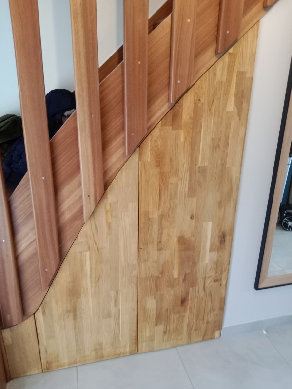 Conception et réalisation d'un aménagement sous escalier en bois massif à Rogerville 76
