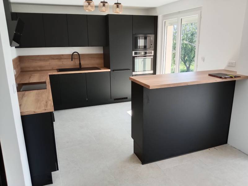 Installation d'une cuisine aménagée à Manéglise