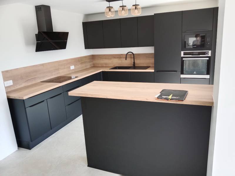 Installation d'une cuisine aménagée dans une maison à Manéglise