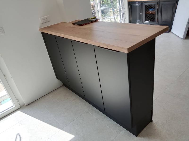 Pose d'une cuisine aménagée dans une maison à Manéglise