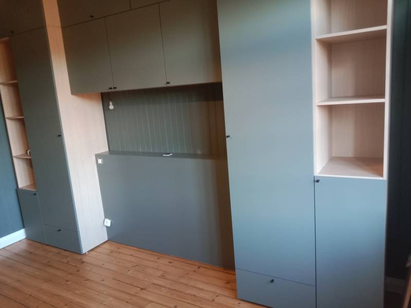 Conception d'une tête de lit dans une maison à Montivilliers