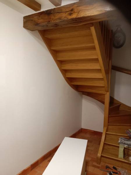 Conception d'un aménagement sous un escalier dans une maison à Manéglise