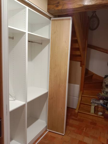 Conception d'un aménagement sous un escalier dans une maison à Manéglise