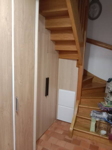 Conception d'un aménagement sous un escalier dans une maison à Manéglise