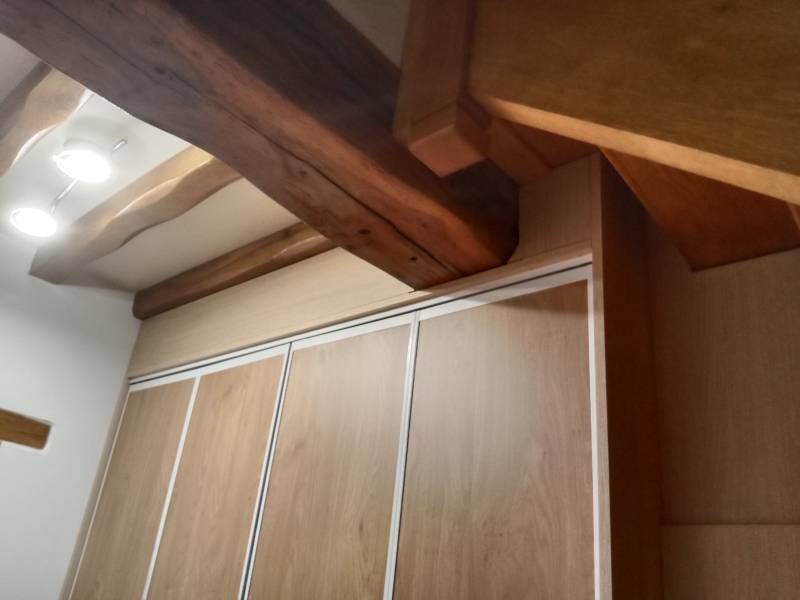 Conception d'un aménagement sous un escalier dans une maison à Manéglise