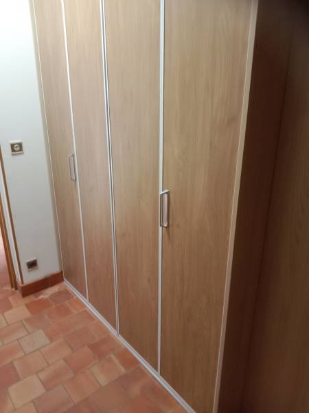 Conception d'un aménagement sous un escalier dans une maison à Manéglise