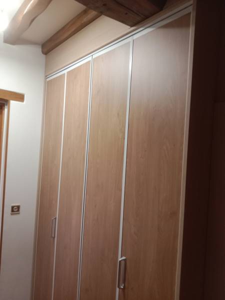 Conception d'un aménagement sous un escalier dans une maison à Manéglise