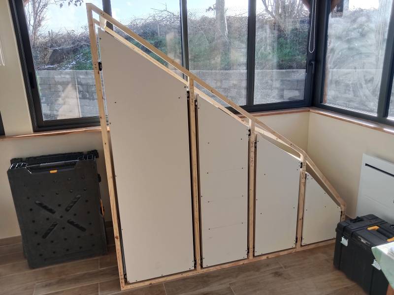 Aménagement sous un escalier dans une maison à Port jérôme sur seine