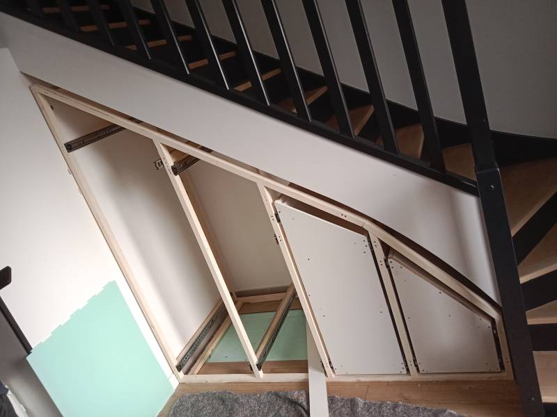 Aménagement sous un escalier dans une maison à Port jérôme sur seine