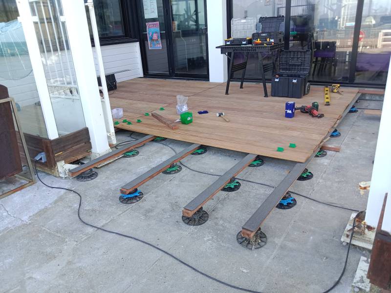 Changement d'une terrasse extérieure dans un restaurant à ETRETAT