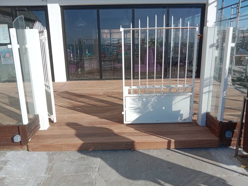 Changement d'une terrasse extérieure dans un restaurant à ETRETAT