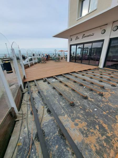 Changement d'une terrasse extérieure dans un restaurant à ETRETAT