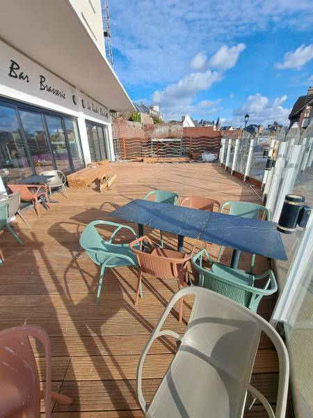 Changement d'une terrasse extérieure dans un restaurant à ETRETAT