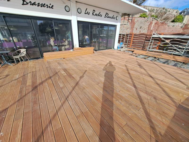 Changement d'une terrasse extérieure dans un restaurant à ETRETAT
