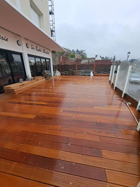 Changement d'une terrasse extérieure dans un restaurant à ETRETAT