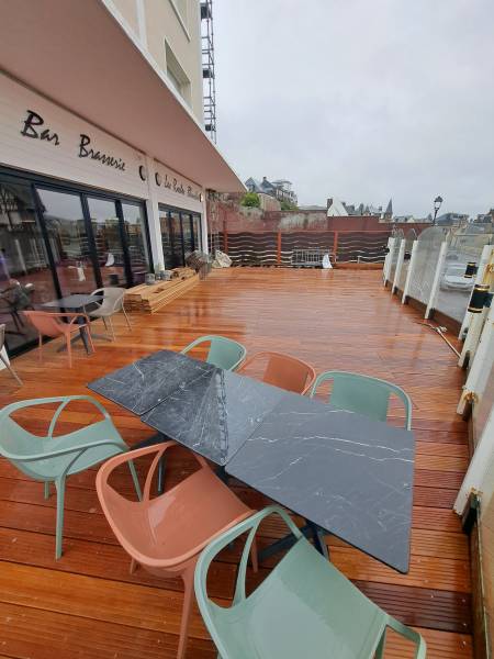 Changement d'une terrasse extérieure dans un restaurant à ETRETAT