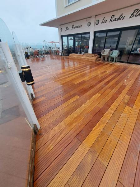 Changement d'une terrasse extérieure dans un restaurant à ETRETAT