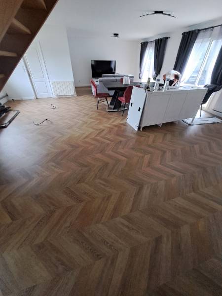 Pose d'un parquet en point de hongrie dans une maison à Gainneville
