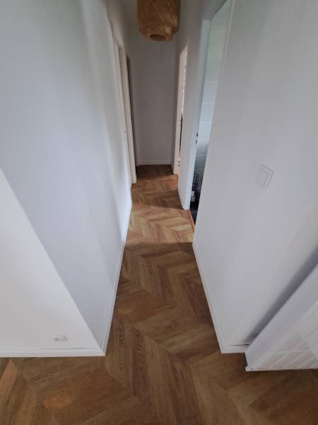 Pose d'un parquet en point de hongrie dans une maison à Gainneville