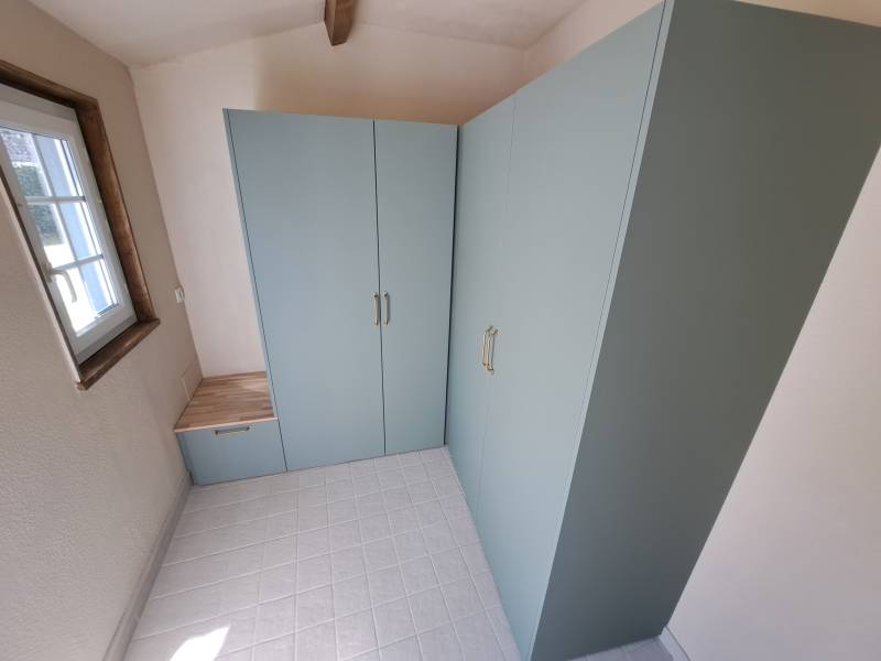 Installation d'un meuble de rangement dans l' entrée d'une maison normande à Notre dame du bec