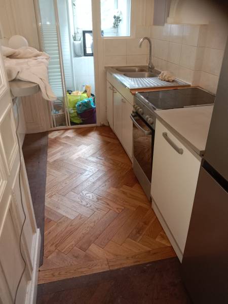 Pose d'un parquet en chêne massif en batôn rompu dans un château à St Jouin de bruneval