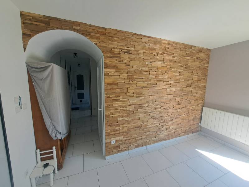 Habillage d'un mur en plaquettes en bois à st romain de colbosc