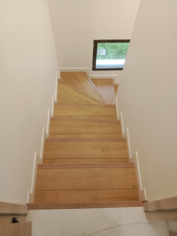 Pose d'un parquet stratifié sur un escalier en béton à fontaine la Mallet 