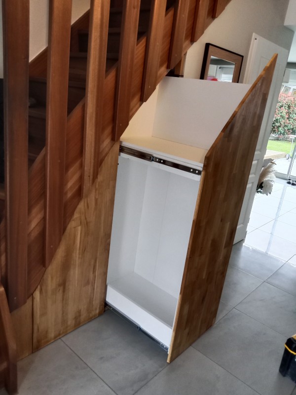 Conception et réalisation d'un aménagement sous escalier en bois massif à Montivilliers