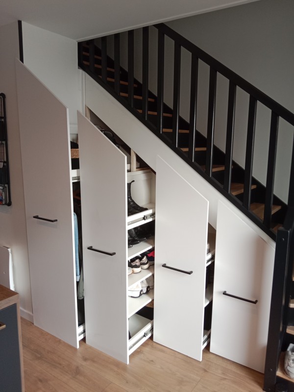 Aménagement sous un escalier dans une maison à Port jérôme sur seine