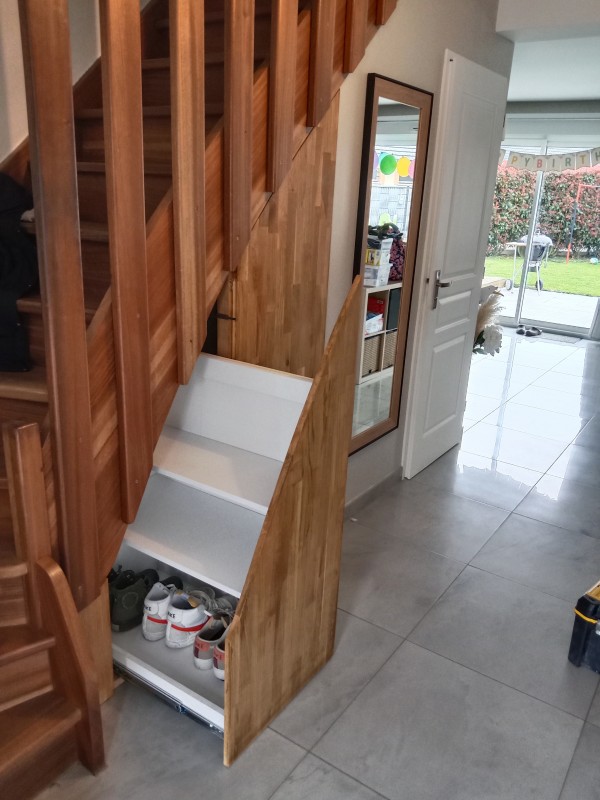 Conception et réalisation d'un aménagement sous escalier en bois massif à Rogerville