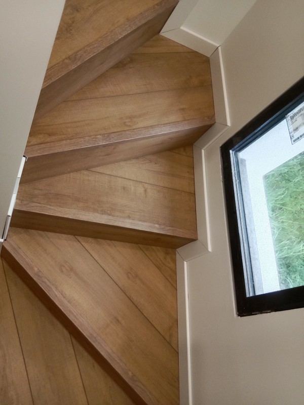 Pose d'un parquet stratifié sur un escalier en béton à fontaine la Mallet 