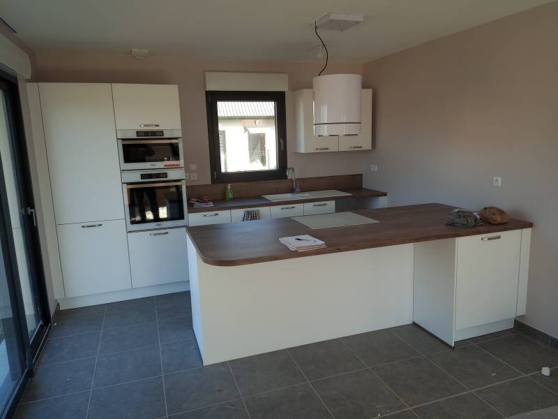 Pose d'une cuisine aménagée dans une maison neuve à ECRAINVILLE