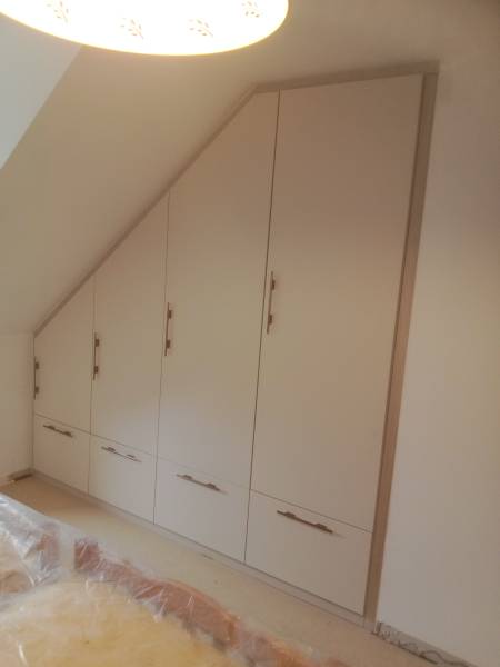Aménagement d'un dressing dans une chambre mansardée à HONFLEUR