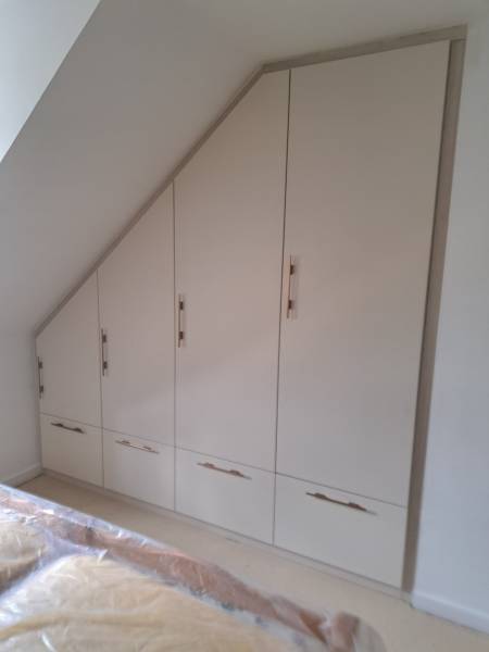 Aménagement d'un dressing sous pente dans un appartement à HONFLEUR