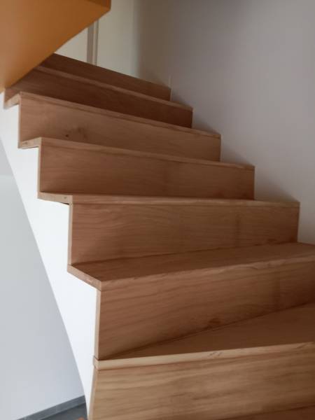 Pose de marches et contremarches en chêne massif sur un escalier à GODERVILLE