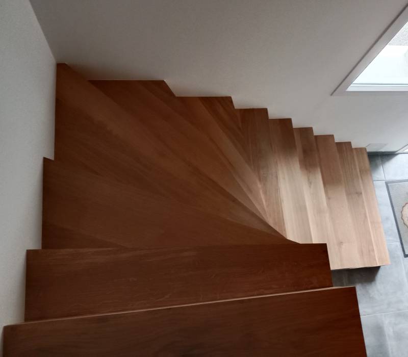 Pose de marches et contremarches en chêne massif sur un escalier à GODERVILLE