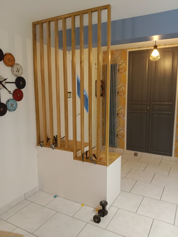 Conception d'une claustra en chêne massif dans une maison à Fontaine La Mallet.