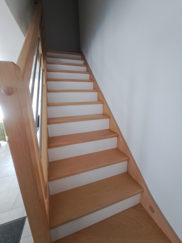 Aménagement sur mesure sous un escalier à Fécamp 